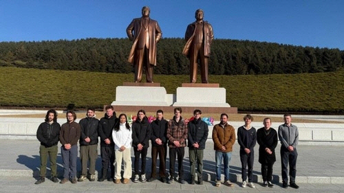 방북 관광객들이 김일성·김정일 동상 헌화 후 찍었다며 프랑스인 관광객 비오씨가 제공한 사진. [비오씨가 RFA에 제공한 사진]